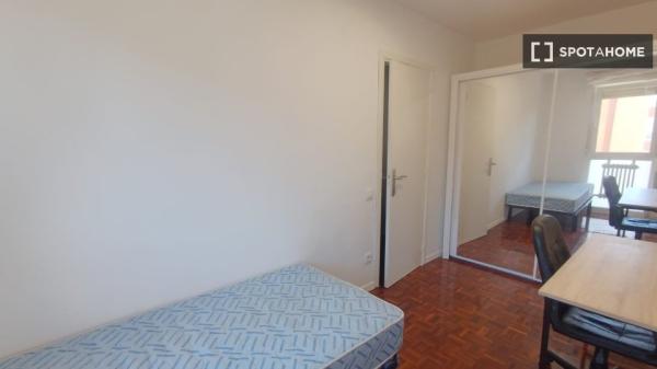 Room for rent in shared apartment in Pamplona