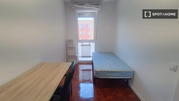 Room for rent in shared apartment in Pamplona