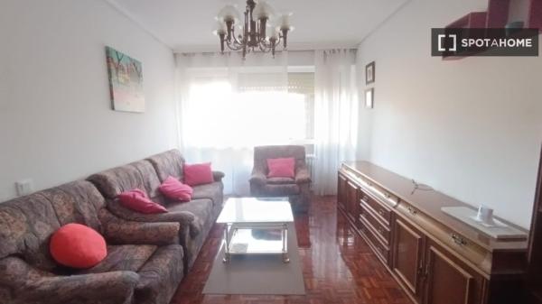 Room for rent in shared apartment in Pamplona