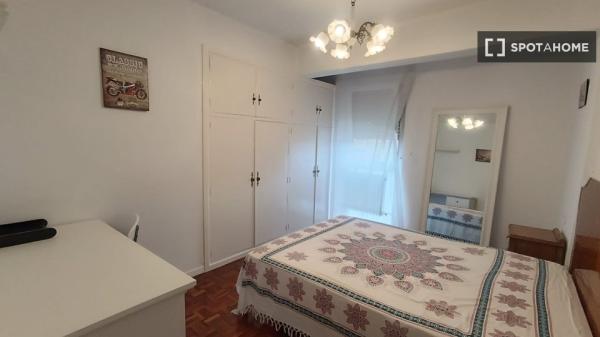 Alugo quarto em apartamento compartilhado em Pamplona