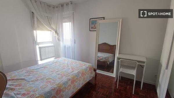 Alugo quarto em apartamento compartilhado em Pamplona