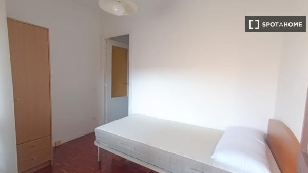 Alugo quarto em apartamento compartilhado em Pamplona