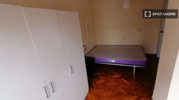 Room for rent in shared apartment in Murcia