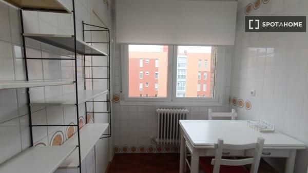 Alugo quarto em apartamento compartilhado em Pamplona