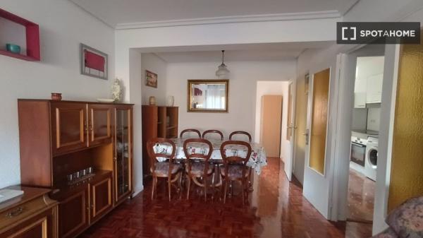 Room for rent in shared apartment in Pamplona