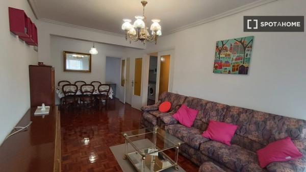 Room for rent in shared apartment in Pamplona