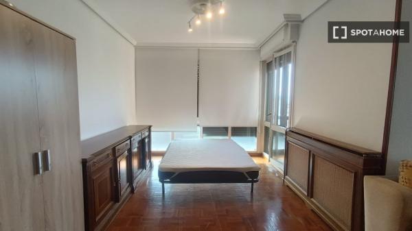 Alugo quarto em apartamento compartilhado em Pamplona