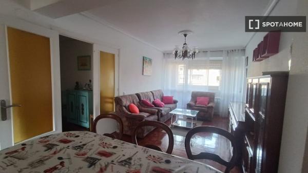 Room for rent in shared apartment in Pamplona