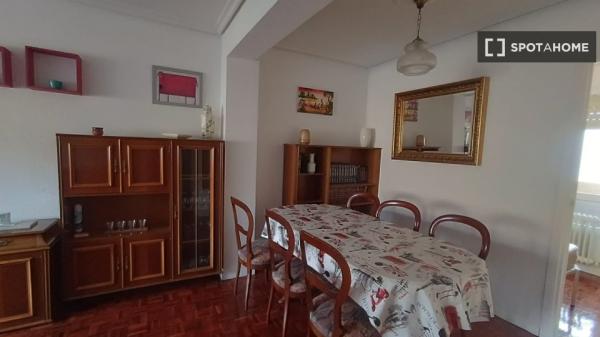 Alugo quarto em apartamento compartilhado em Pamplona