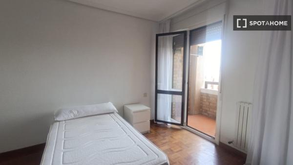 Room for rent in shared apartment in Pamplona