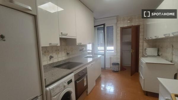 Room for rent in shared apartment in Pamplona