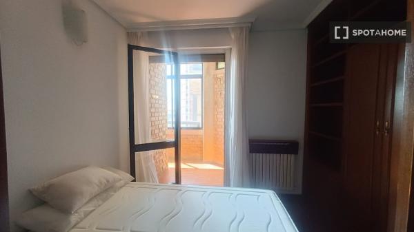 Alugo quarto em apartamento compartilhado em Pamplona