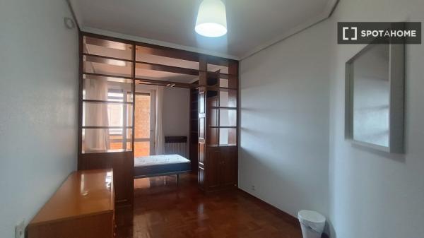 Alugo quarto em apartamento compartilhado em Pamplona