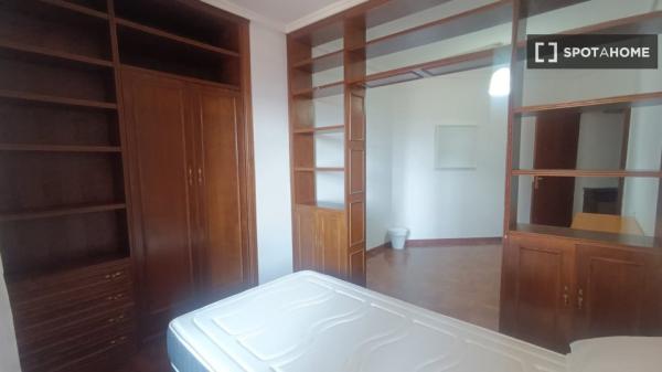 Room for rent in shared apartment in Pamplona