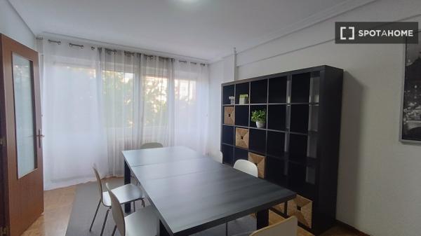 Se alquila habitación en piso compartido en Pamplona