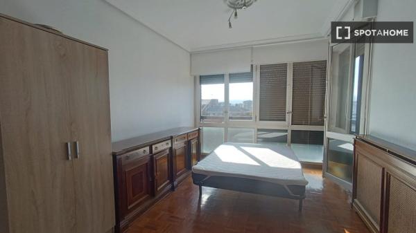 Alugo quarto em apartamento compartilhado em Pamplona