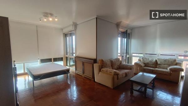 Room for rent in shared apartment in Pamplona