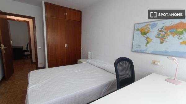 Room for rent in shared apartment in Pamplona