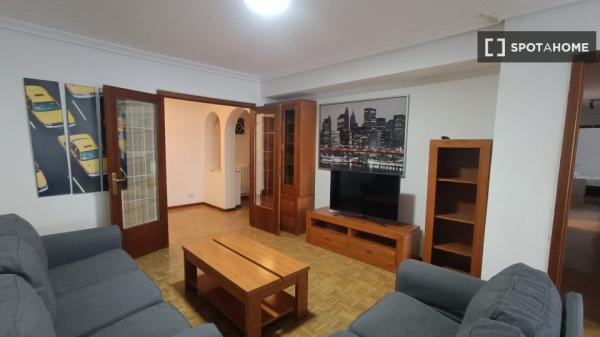 Room for rent in shared apartment in Pamplona