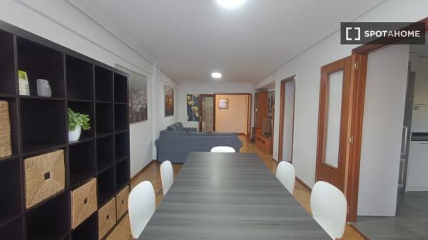 Room for rent in shared apartment in Pamplona