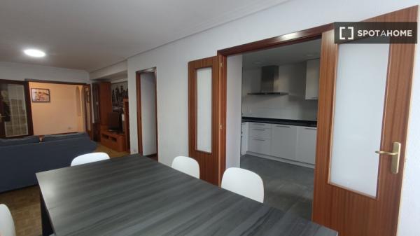 Room for rent in shared apartment in Pamplona