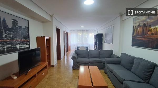 Room for rent in shared apartment in Pamplona