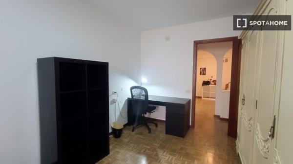 Room for rent in shared apartment in Pamplona