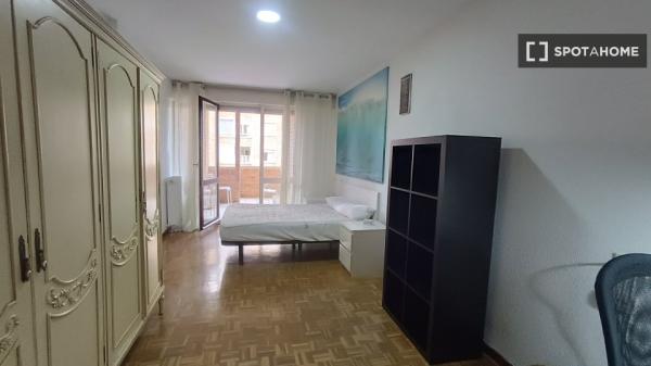 Room for rent in shared apartment in Pamplona