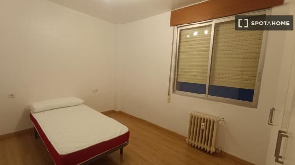 Chambre à louer dans un appartement partagé à Pampelune