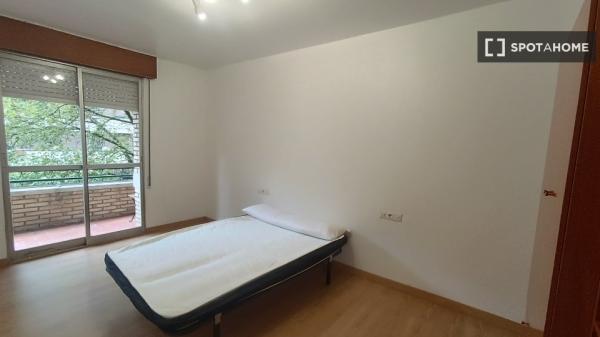 Se alquila habitación en piso compartido en Pamplona