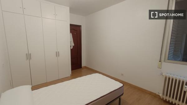 Chambre à louer dans un appartement partagé à Pampelune