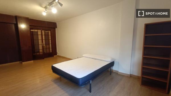 Se alquila habitación en piso compartido en Pamplona