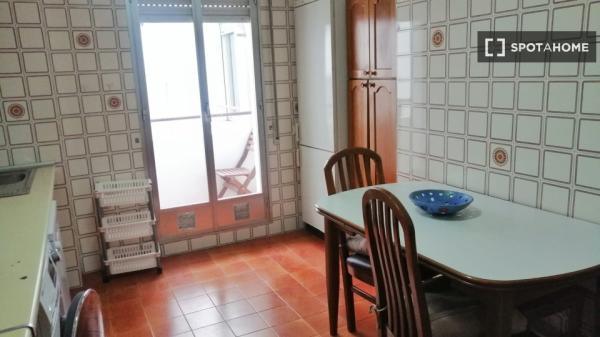 Room for rent in shared apartment in Pamplona