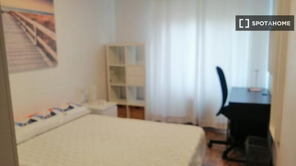 Room for rent in shared apartment in Pamplona