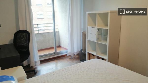 Room for rent in shared apartment in Pamplona