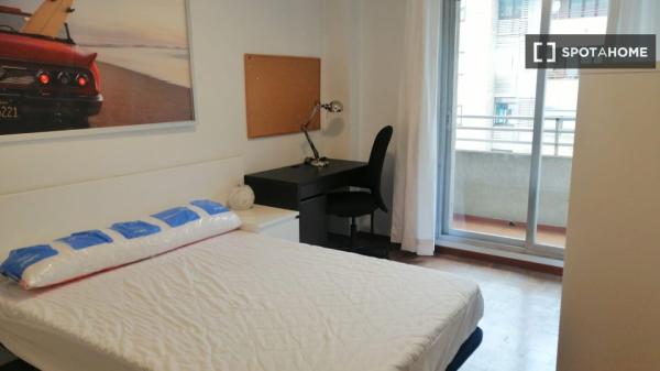 Room for rent in shared apartment in Pamplona