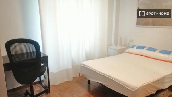 Room for rent in shared apartment in Pamplona