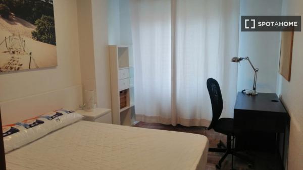 Room for rent in shared apartment in Pamplona