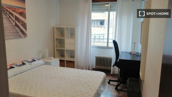 Room for rent in shared apartment in Pamplona