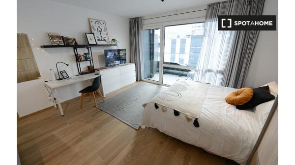 Room for rent in 4-bedroom apartment in Basurto, Bilbao