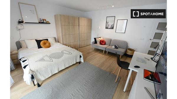 Room for rent in 4-bedroom apartment in Basurto, Bilbao