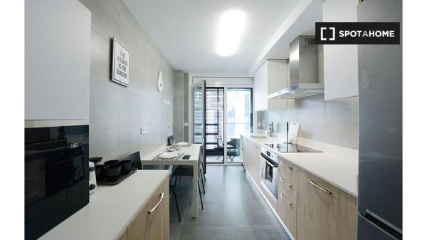 Room for rent in 4-bedroom apartment in Basurto, Bilbao