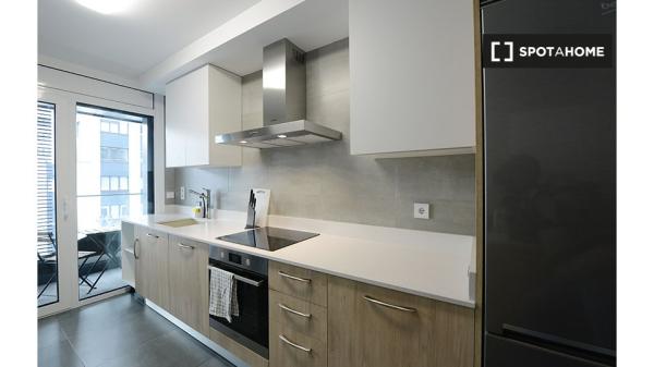 Room for rent in 4-bedroom apartment in Basurto, Bilbao