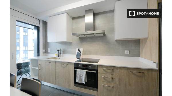 Room for rent in 4-bedroom apartment in Basurto, Bilbao