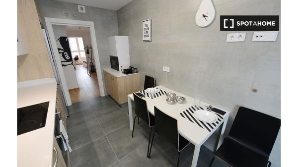 Room for rent in 4-bedroom apartment in Basurto, Bilbao