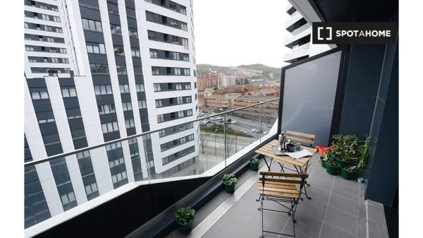 Room for rent in 4-bedroom apartment in Basurto, Bilbao