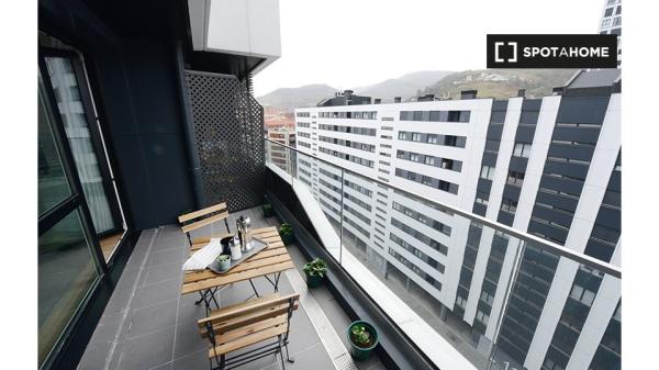 Room for rent in 4-bedroom apartment in Basurto, Bilbao