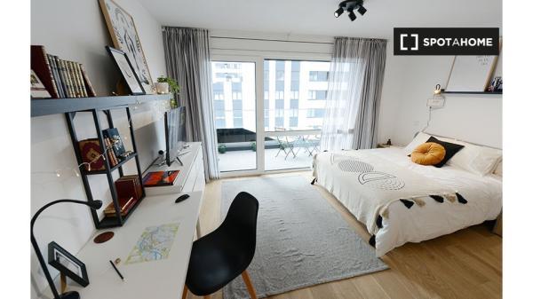 Room for rent in 4-bedroom apartment in Basurto, Bilbao