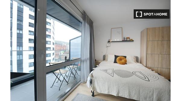 Room for rent in 4-bedroom apartment in Basurto, Bilbao