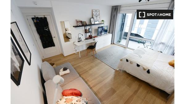 Room for rent in 4-bedroom apartment in Basurto, Bilbao